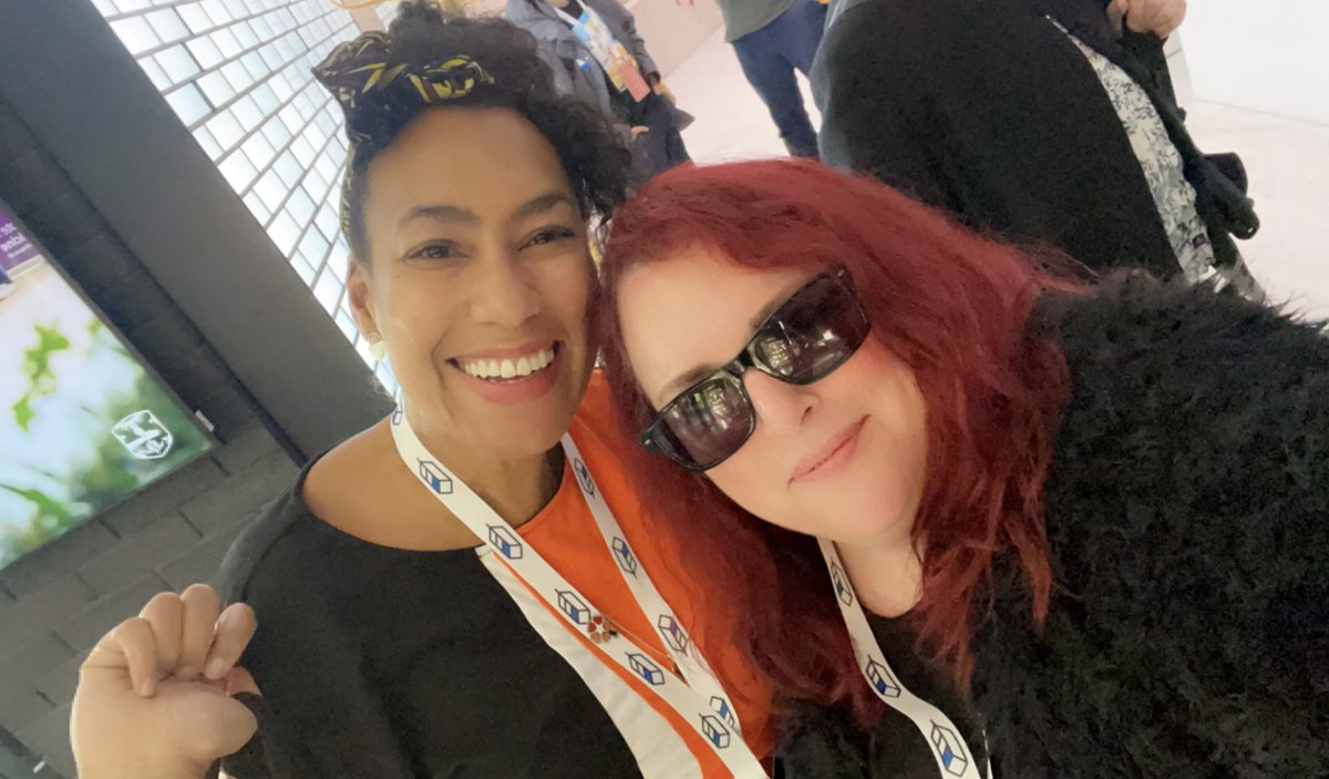 Dee_WkdCreative's tweet photo. With freelance design royalty - the gorgeously wonderful @AngeLyonsDesign #CopyConX https://t.co/nguOUcbqO1