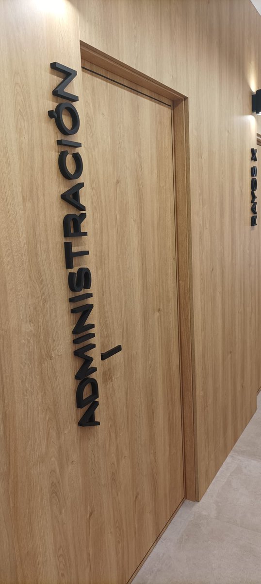 MasRotulo's tweet image. ¡Nuevo trabajo!
En la imagen donde aparece "AG" es un logotipo en aluminio negro mate. Y en la segunda imagen donde encontramos este mismo logo hemos utilizado PVC fresado y de negro mate.
En las imágenes donde aparece el interior. Hemos utilizado también PVC en negro mate.