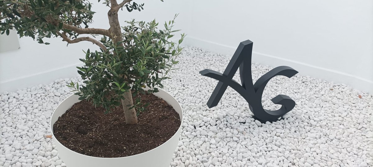 MasRotulo's tweet image. ¡Nuevo trabajo!
En la imagen donde aparece "AG" es un logotipo en aluminio negro mate. Y en la segunda imagen donde encontramos este mismo logo hemos utilizado PVC fresado y de negro mate.
En las imágenes donde aparece el interior. Hemos utilizado también PVC en negro mate.