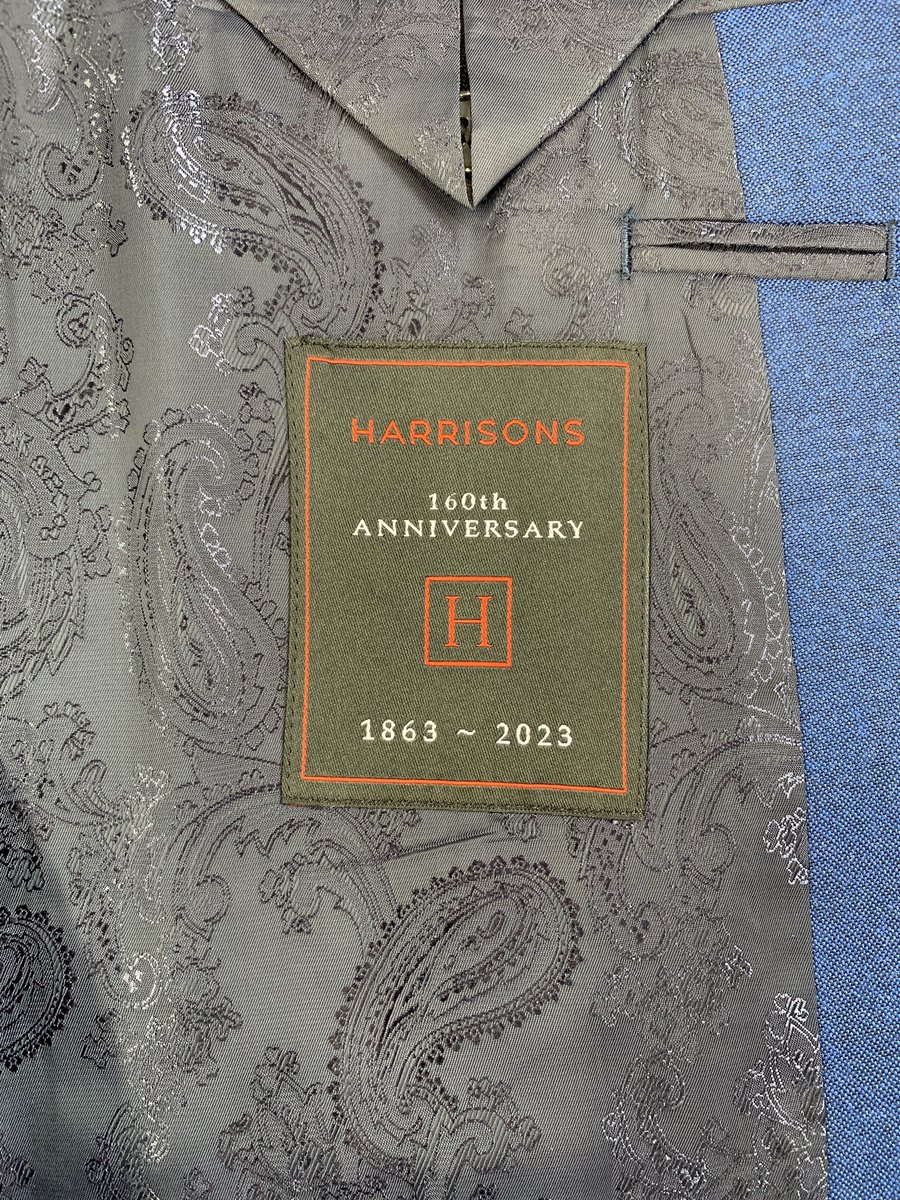 tailorsuzuki's tweet image. FRONTIER🇬🇧
鮮やかなブルーの3ピーススーツです‼️
創業160年を迎えるハリソンズ。英国らしいしっかりとした打ち込みに強い張りや腰が特徴のフロンティア
今なら160周年記念の織ネームが付きます！ #ハリソンズオブエジンバラ #ハリソンズ #harrisonsofedinburgh #オーダースーツ #創業160周年