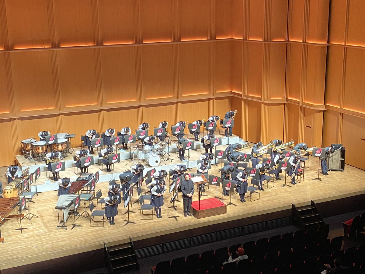 本日1つ目のコンサートは「産業フェア」でした！可児市の企業や、高校、フードの出店ブースがあり、お祭りムードの中で演奏させていただきました♪