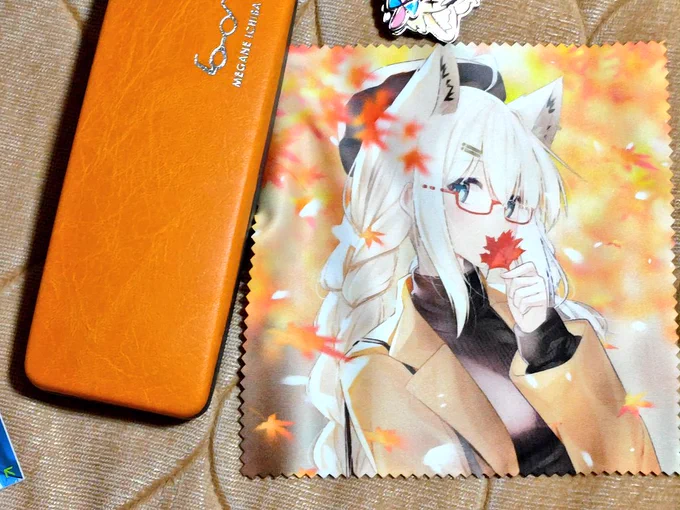 ぼるめてさんのフブキング眼鏡拭きがちょうど手持ちのメガネケースと色あうのよね(*'ω`*) 