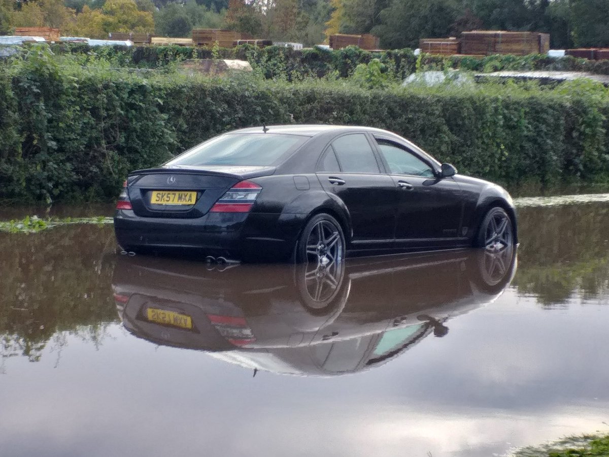 FinchettsBrook's tweet photo. @andyscargill @ShitChester There is no cure for stupidity.
Bloke in C63 AMG ignored numerous warnings. Bloke in plastic vw 4x4 got short thrift from me still thought he could keep going with ripped hedging placed under his wheels! Driving on pavements, Grass verges destroyed.
More determination than brains https://t.co/sFSSmgKgH9