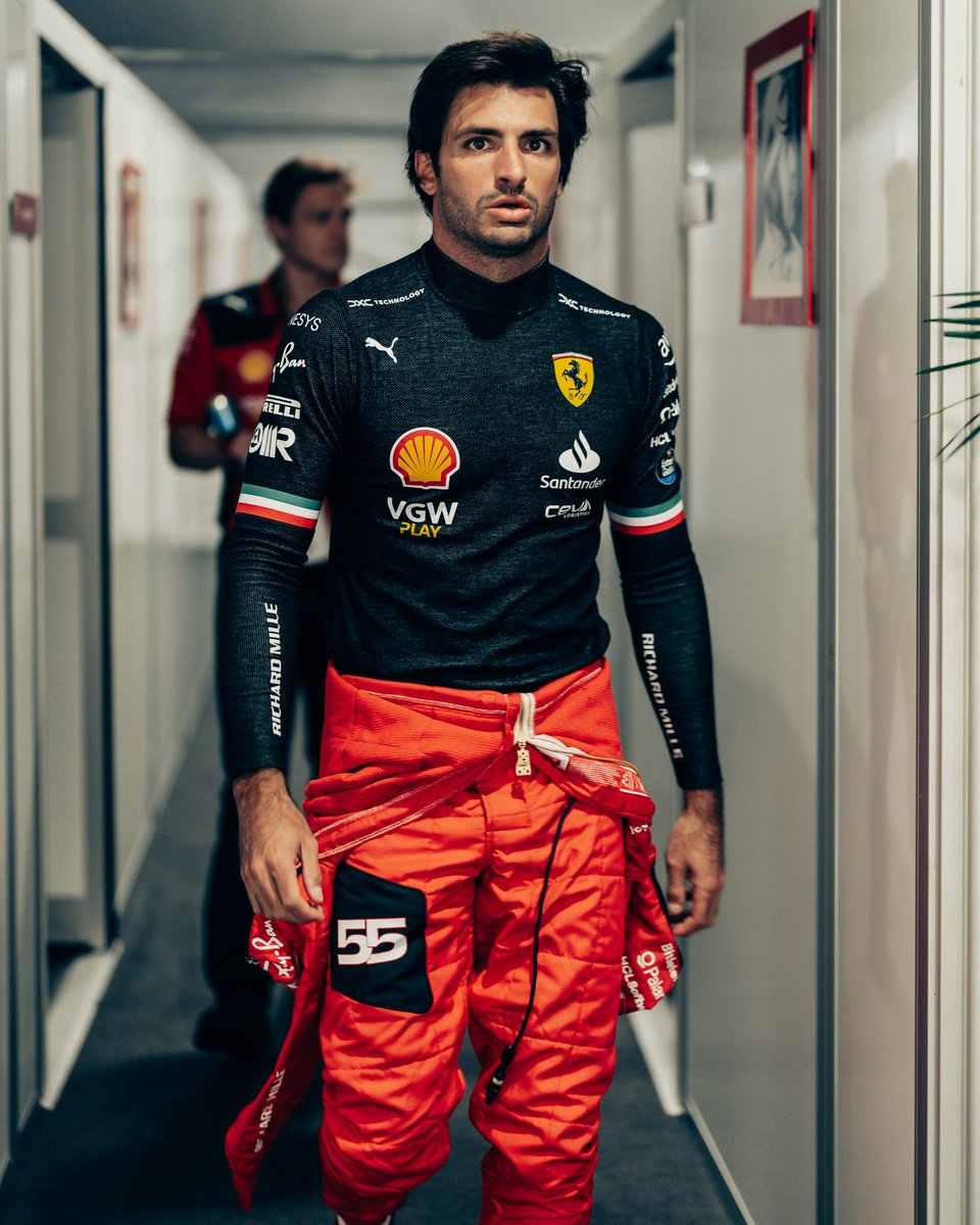 ScuderiaFerrari's tweet photo. We heard you liked the black fireproofs 😉

#USGP #F1 https://t.co/2yQeKsOVmQ