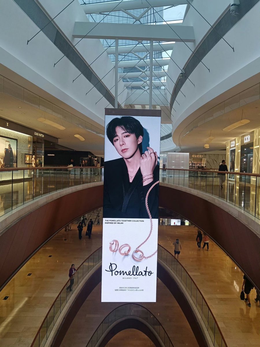 miwuduimi's tweet photo. Pomellato เต็มที่มากๆ 🤩🥰😍
cr: logo 水印
#Pomellato #TogetherCollection #PomellatoxLiuYuning #刘宇宁宝曼兰朵卓韵代言人 #LiuYuningPomellatoBrandSpokesperson
#หลิวอวี่หนิง #LiuYuning https://t.co/xDg0XOaguJ