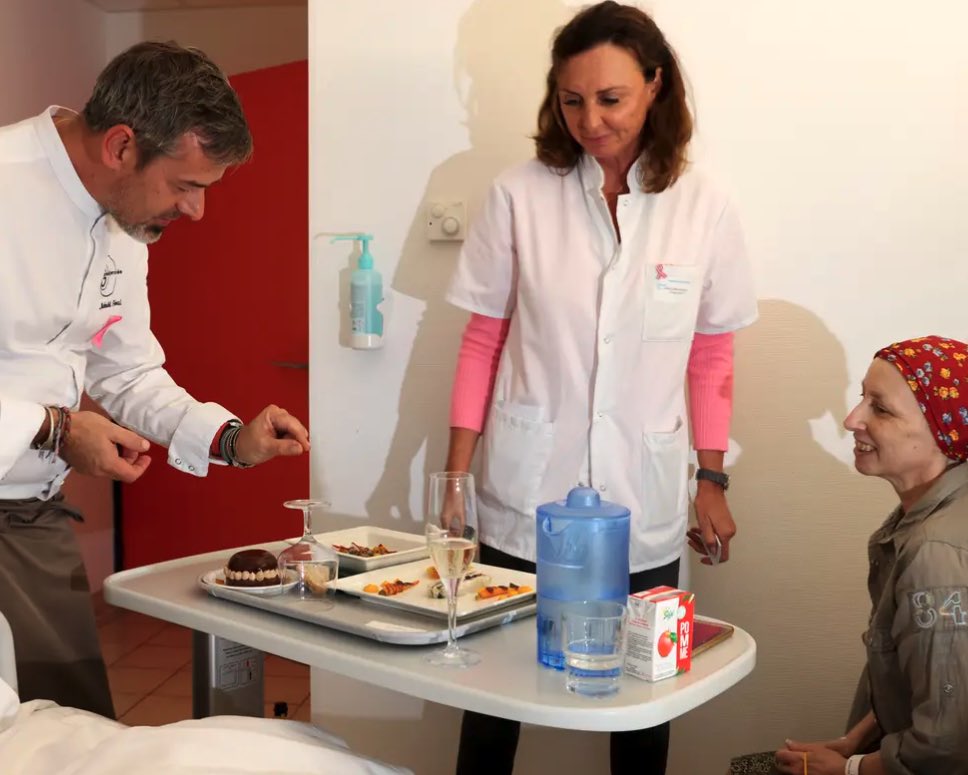 LMPositif's tweet photo. 🇫🇷 À Aix-en-Provence, Mickaël Feval, chef étoilé, cuisine dans une clinique pour soutenir le moral des patientes ! Le chef fait ça chaque année depuis 8 ans à l'occasion d'octobre Rose !👏 (La Provence) 

📸 Cyril Sollier https://t.co/zP2B6OFJsZ