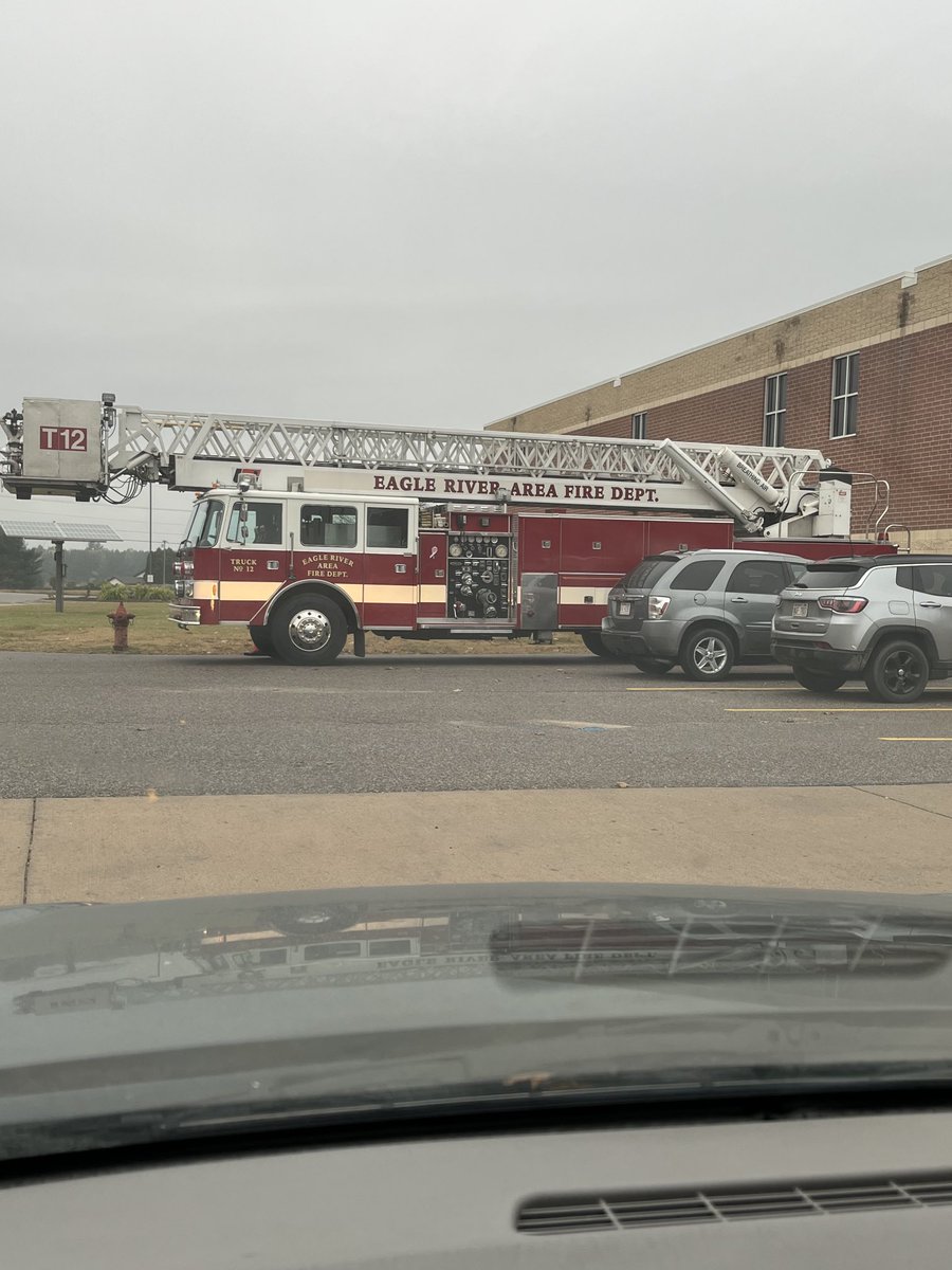 NPHS_Eagles's tweet image. Thank you to the ERFD for bringing their ladder truck to NPM&amp;amp;HS this week for our students in the Firefighting I course! A great partnership was formed this year as we’re trying to make sure our local fire departments continue to be staffed. #npsd1 #erfd #nicolet #localheroes