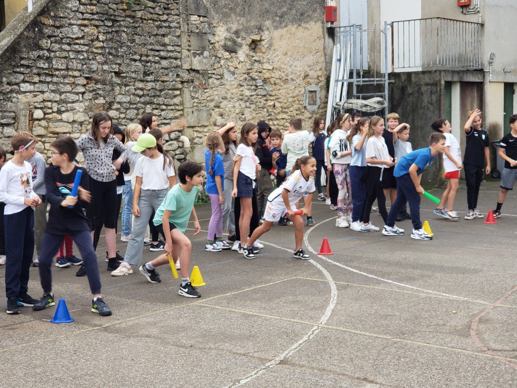 Maintenonecole's tweet photo. Semaine de dégustation ! Les écoliers ont cuisiné et invité les collégiens ! Chaque binôme classe primaire /classe collège a partagé un temps de convivialité, temps sportif … https://t.co/UULgpQ4UDF