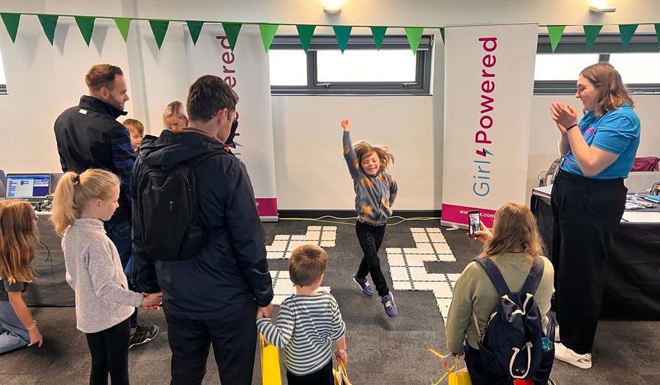 We’re having the best time at Festival of the Girl in Angel, London! We had some amazing #Girlpowered coders visit us this morning & we can’t wait for the afternoon session to begin 💜 #FestivaloftheGirl