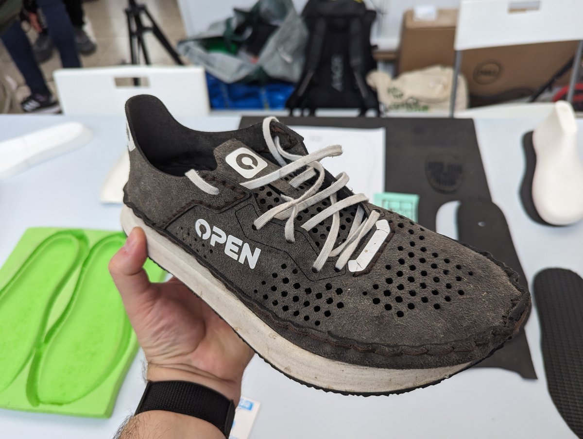 Open source bota openfootwear.com. Stáhneš z webu předlohy pro různé velikosti, nastříháš, vyřežeš, slepíš... A prý se to nerozpadne, autor v tom totiž běhá maratony #makerfairebrno