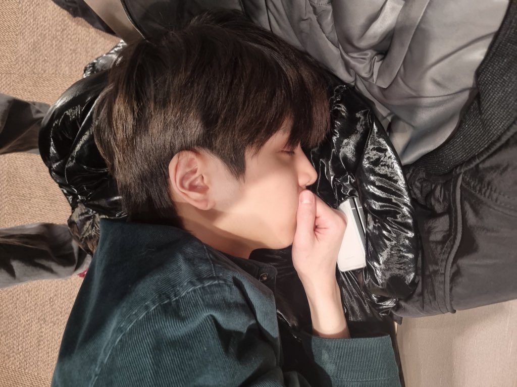 bbangleft's tweet photo. 그런 날이 있어
갑자기 혼자인 것만 같은 날
어딜 가도 내 자리가 아닌 것만 같고
고갠 떨궈지는 날
그럴 때마다 내게
얼마나 내가 소중한지
말해주는 너의 그 한마디에
Everything's alright
초라한 Nobody에서 다시 Somebody
특별한 나로 변해
You make me feel special https://t.co/q1GzJQTs1o