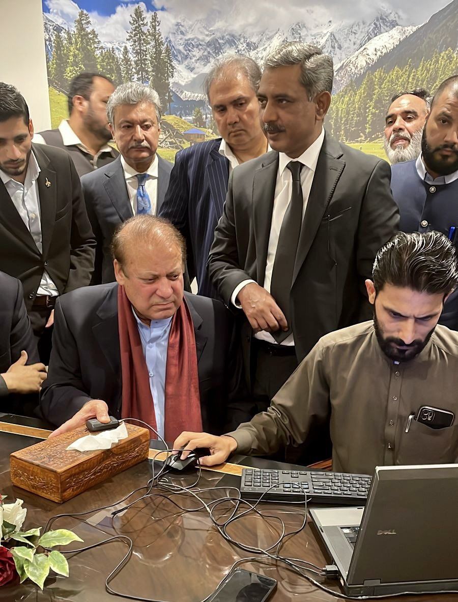 princess17584's tweet photo. """Mian Nawaz Sharif's support workers have increased so much that no more buses are available, everyone is ready for the historic reception of their leader....."""
 #SherKiWapisi https://t.co/3pKJ7YLskv