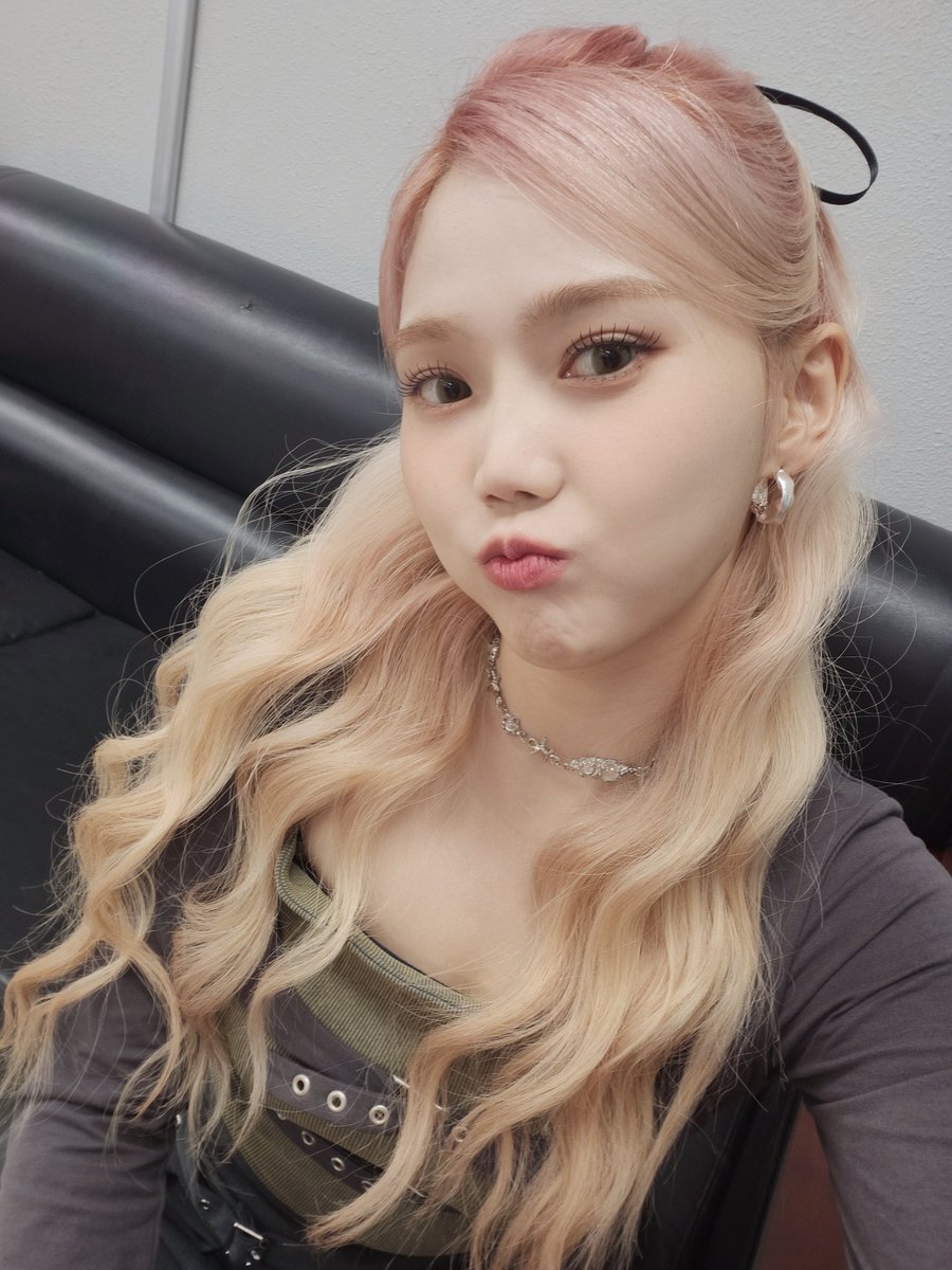 WM_OHMYGIRL's tweet photo. [#쩡이가왔어효]
부산에서 공연 끝!! ♥♥
디마봉 들구 응원해주고 , 같이 노래도 불러주고 👍👍
항상 고마워어어 ♥♥ https://t.co/fCUoY9OVfN