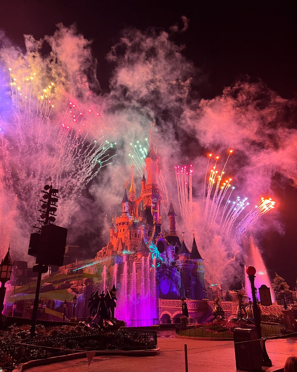 I miss this magic so very much! Looking forward to being back there in November with my besties 💖 to experience the festive magic together 🎄

#disneylandparis #disneyparks