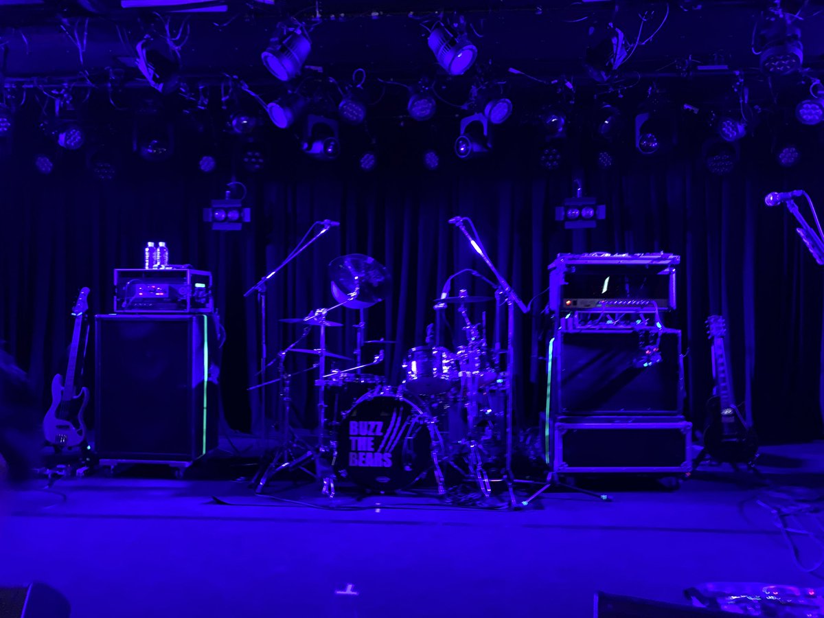 LIVE_yanbe654's tweet photo. 2,3年ぶりのライブがBUZZ見納めライブでした。

久しぶりだから今日はゆっくり見るかぁと思ってたんですが、序盤で唐突に羽根やるもんだから頭のネジ飛びました。

そして、越智さんの雄叫び「22年間 最高のバンド人生でしたぁぁあ」で感情ぐちゃぐちゃ。

このバンドに出会えて本当に良かったです😌 https://t.co/BlXO8DSzrR