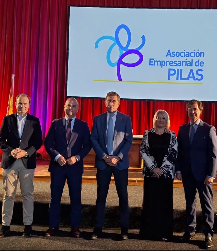 IndustriaAnd's tweet photo. 🔛 El secretario general de #Energía, Manuel Larrasa, y el delegado territorial @ToniRamrez han participado en la apertura de la Jornada y IV Gala Empresarial de #Pilas, organizada por la @AsocEmpPilas, junto a @AytoPilas y @CES_Sevilla ¡Enhorabuena a los galardonados! 🔝 https://t.co/rkqDQUR4X2