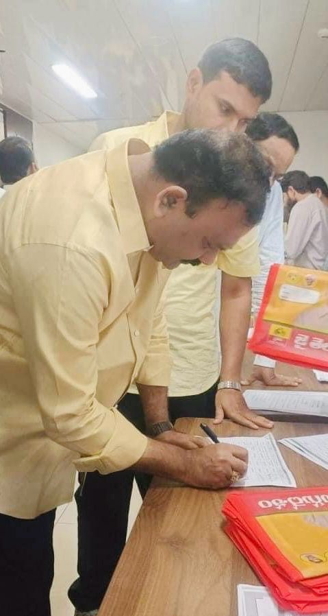 Yarapathineni_S's tweet photo. రాష్ట్ర తెలుగుదేశం పార్టీ కార్యాలయంలో జరిగిన తెలుగుదేశం పార్టీ సర్వసభ్య సమావేశంలో పాల్గొన్నాను...
#TDP #TDPforDevelopment
#TDPforProgress #APwithTDP
#APwithBabu
#PeopleWithNaidu
#FalseCasesAgainstNaidu
#CBNWillBeBackWithABang
#CBNLifeUnderThreat #JusticeForCBN #NijamGelavali #PsychoPovaliCycleRavali #ByeByeJaganIn2024 #JaganPaniAyipoyindhi #Palnadu #YarapathineniSrinivasarao #SrinannaForGurazala