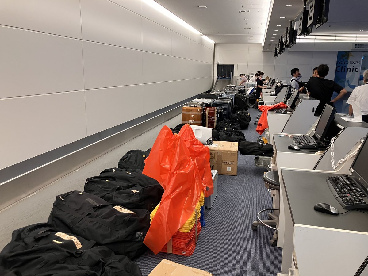 sa10kinuma's tweet photo. 今回のACLタイ遠征

荷物個数は128個

でした！！

昨日、J league 福岡戦終了後！その足で飛び立った広報石ちゃん！現地に着いたのは今朝5時だとか。
バンコク空港にも本隊お迎えに広報活動！！ハードワークに頭が下がります！

#逆広報 https://t.co/SNatb1WxWY