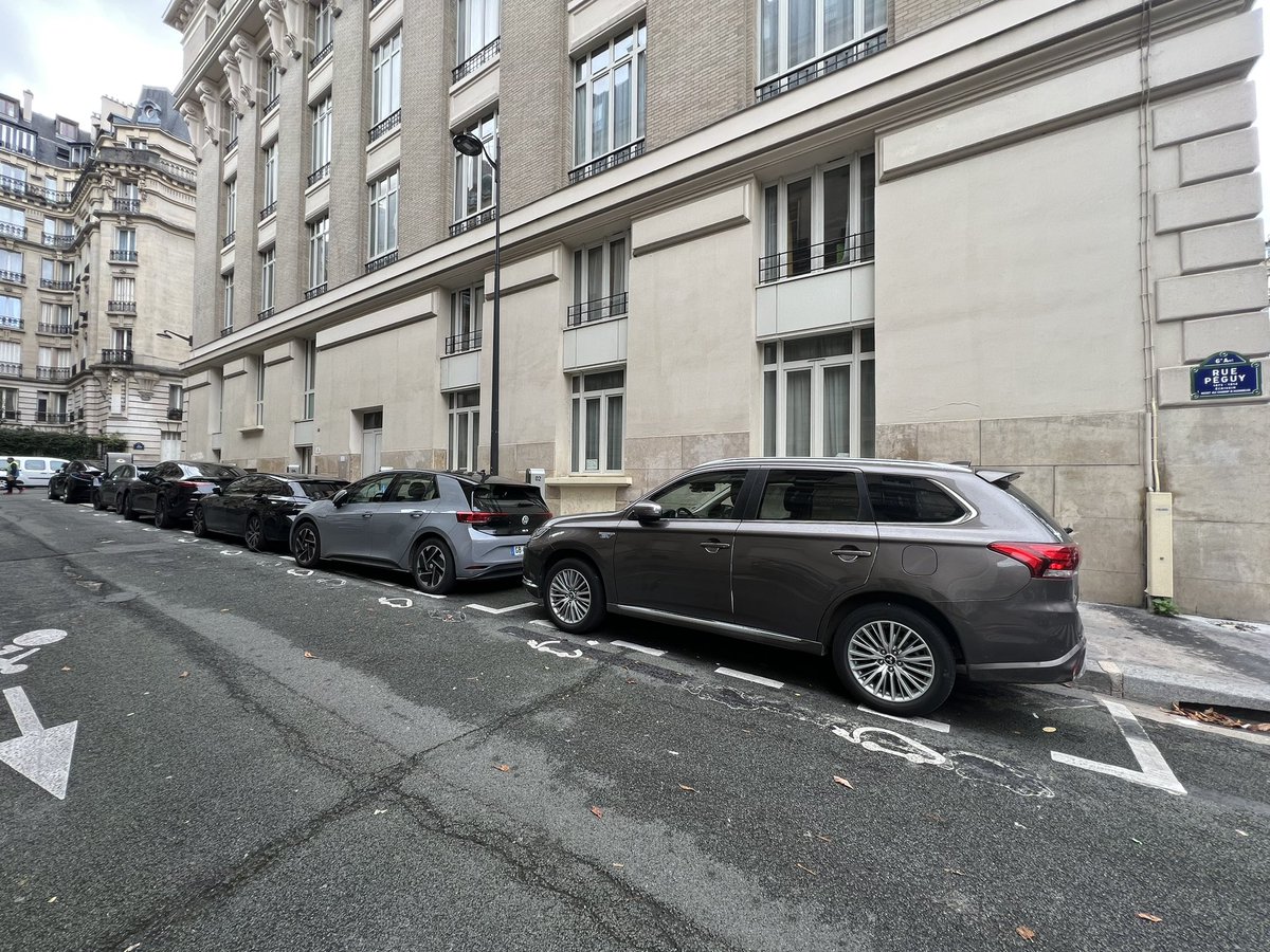 Info dispo <a href="/googlemaps/">Google Maps</a> : 4/6, réalité 0
Merci <a href="/belib_paris/">Belib'</a>