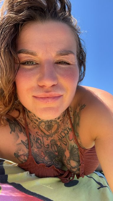 No make up season☀️🌴 https://t.co/QekZ2BAB89<a href="/tag/andnew"class="tags"><span>#andnew</span></a>