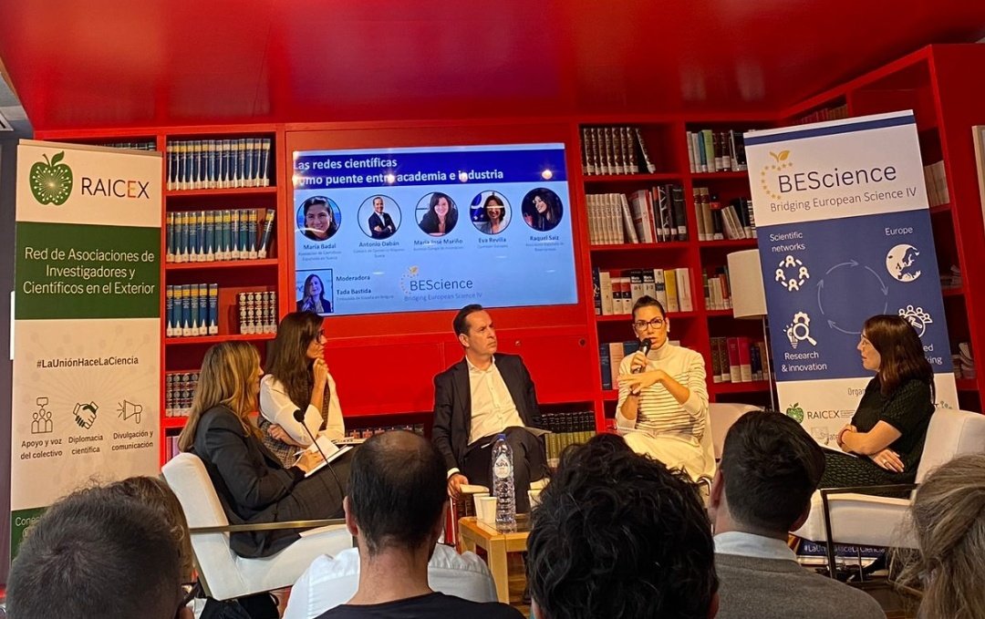 SIEF_SCEF's tweet photo. "Transferencia y puentes entre Academia e Industria" 

Hoy nos encontramos en el @InstCervantes de Bruselas, participando en la segunda jornada del Bridging European Science IV organizado por @raicex 
#BEScience
#LaUnionHaceLaCiencia https://t.co/XPrp4ECuML