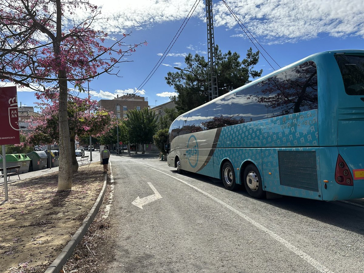 Apuestasmil1's tweet photo. @MurciaPolicia Autobús aparcado desde hace 10 días en la entrada de Patiño OCUPANDO UN CARRIL ENTERO. ¿Es que nadie lo ve?

Está ahí aparcado desde antes del día festivo del 12 de octubre. https://t.co/5eCESKOM7E
