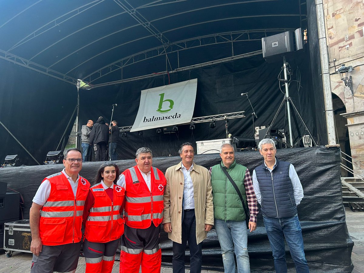 CruzRojaBizkaia's tweet photo. [#SerMejores]
Ayer,  #CruzRoja, junto a otras entidades que participaron en las labores de extinción del incendio forestal de 2022, recibimos homenaje durante la lectura del pregón y txupinazo de fiestas de #Balmaseda.
Eskerrik asko y zorionak a todas las entidades homenajeadas! https://t.co/1K9GamnjES