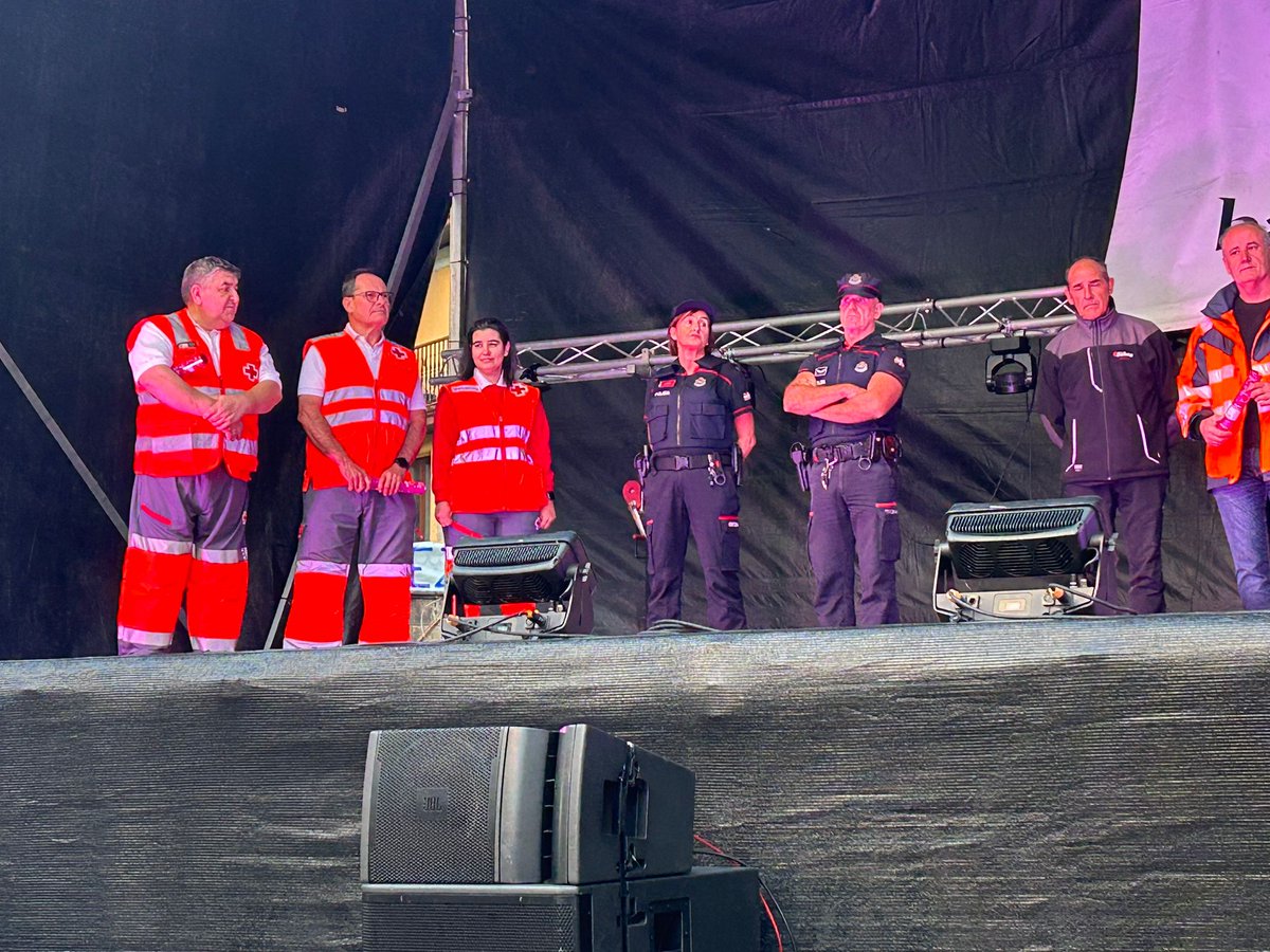 CruzRojaBizkaia's tweet photo. [#SerMejores]
Ayer,  #CruzRoja, junto a otras entidades que participaron en las labores de extinción del incendio forestal de 2022, recibimos homenaje durante la lectura del pregón y txupinazo de fiestas de #Balmaseda.
Eskerrik asko y zorionak a todas las entidades homenajeadas! https://t.co/1K9GamnjES