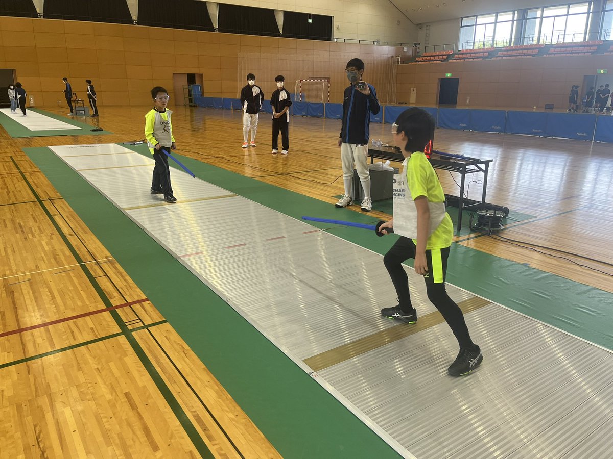 kfs_fencing's tweet photo. ふくしまスポーツキッズ発掘事業
体験プログラム【フェンシング競技
今回もDNP様からお借りしたスマートフェンシングを実施し、県内各地から集まってきた参加者と楽しくフェンシングできました✨
ここから少しでもフェンシングを始めたり、応援してくれるから人が増えると嬉しいですね!#smartfencing https://t.co/avrCES9VDY