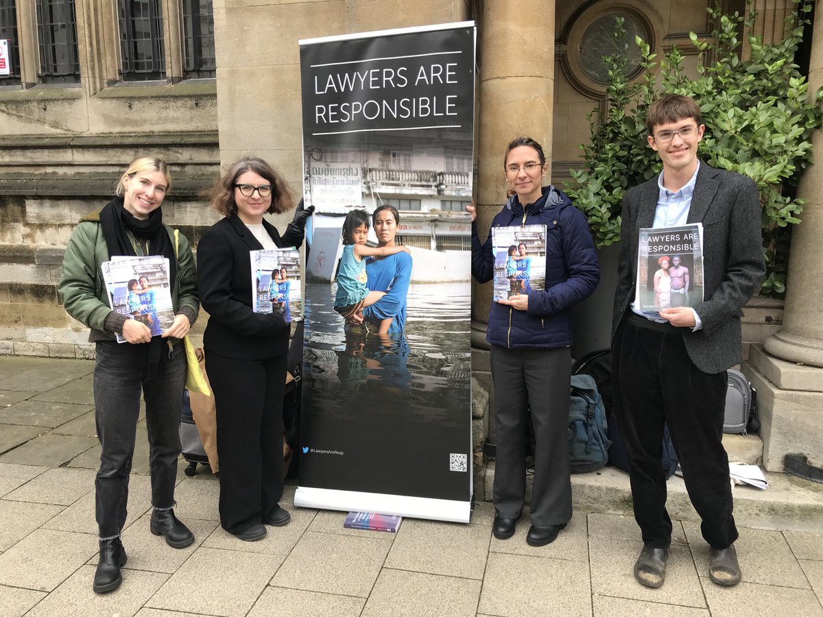 .⁦<a href="/LawyersAreResp/">LawyersAreResponsible</a>⁩ at Oxford Uni today at Law Fair 

Loads of great conversations with students very concerned about #climatecrisis &amp; not wanting to work for enablers like ⁦<a href="/slaughterandmay/">Slaughter and May</a>⁩ ⁦<a href="/AllenOvery/">Allen & Overy</a>⁩ @linklaters ⁦<a href="/Clifford_Chance/">Clifford Chance</a>⁩ ⁦<a href="/Freshfields/">Freshfields</a>⁩