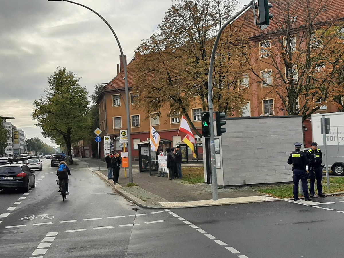 Auch am Göschenplatz in #Wittenau Protest gegen eine rechtsextreme und rassistische Kundgebung von 5 Personen und einem Fotografen der NPD/'Heimat'. Für ihr Foto-Shooting hatten sie passenderweise den Platz an einer öffentlichen Toilette ausgewählt. Danke #Reinickendorf! #b2110