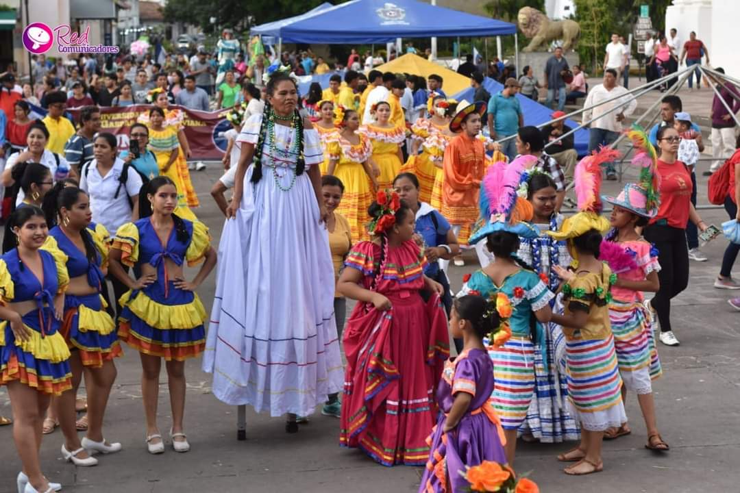 Buenos días Compañer@s militante, hoy amanecí más orgullosa que nunca de ser hija de mi querida Nicaragua. Amo mi País mis raíces, mi cultura...
Nicaragua sinónimo de Paz, Alegría, Seguridad, amor.❤️🖤.
#FSLNOctubreVictorioso 
#FSLNDignidadNacional