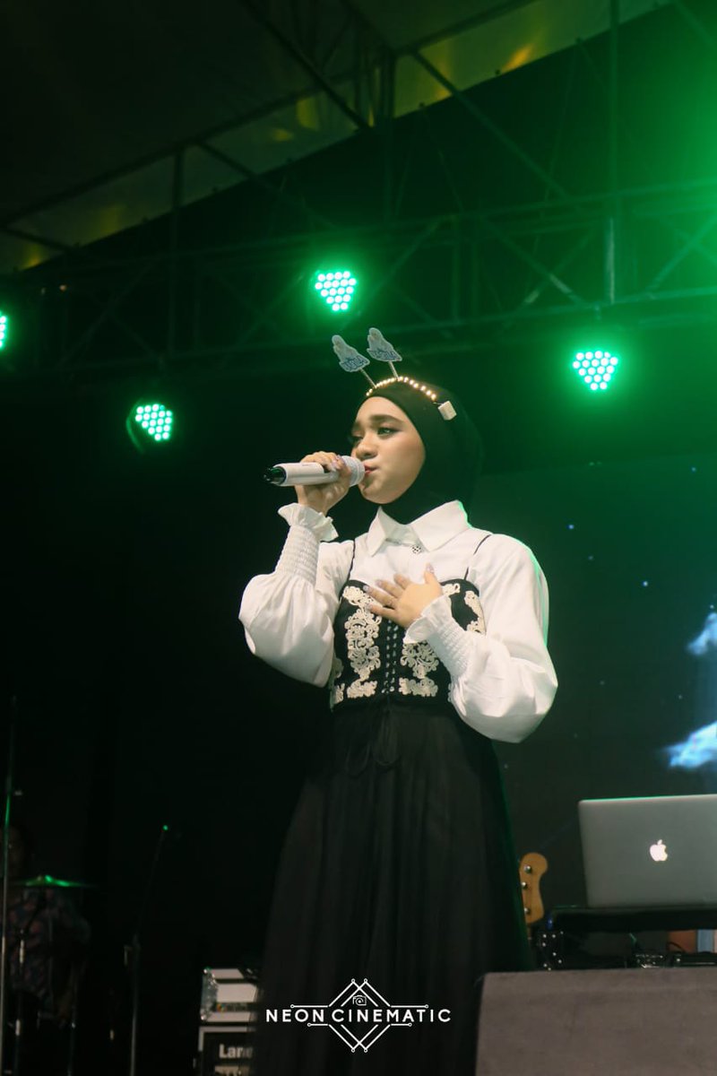 thenabs_sulsel's tweet photo. Hari ini ada penampilan nabila di Playlist Live Festival, Tritan Point Bandung

#NabilaAtPlaylistLiveFest
#nabilataqiyyah https://t.co/oBkTR8hkPr