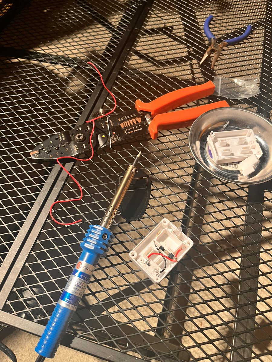 Velmfeel's tweet photo. 300円のガチャガチャの電気回路直してみた٩(🔥ﾛ🔥)و ̑ https://t.co/jeWudOUNU3