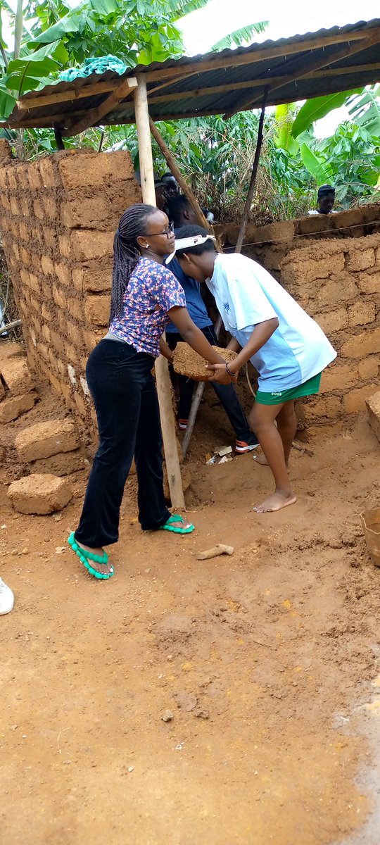 GatsataV's tweet photo. Kuruyu wa 21/10/023 #RYVCP @gatsatasector bazindukiye mubikorwa bigamije guhangana na #HumanSecurityIssues aho harikubakirwa #AbaturageBatishoboye #Ubwiherero #BwujujeIbisabwa @KarurumaCell @KubanaRichard @Rwandapolice @RwandaYouthVol1 @RYVCP_Gasabo in #volunteerMonth https://t.co/jA4nSRgkUT