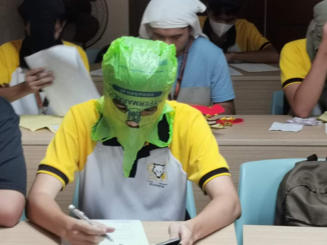 manilabulletin's tweet image. WE NEVER THOUGHT MIDTERMS COULD BE THIS FUN 🤣

Computer Engineering students from Bulacan State University unleashed their creativity while taking their midterm exam, after Univesity Instructor Engr. Lech Navarra asked them if they wanted to wear a headdress for extra credit and…