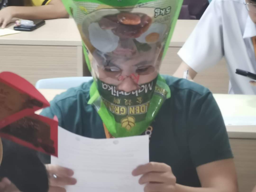manilabulletin's tweet image. WE NEVER THOUGHT MIDTERMS COULD BE THIS FUN 🤣

Computer Engineering students from Bulacan State University unleashed their creativity while taking their midterm exam, after Univesity Instructor Engr. Lech Navarra asked them if they wanted to wear a headdress for extra credit and…