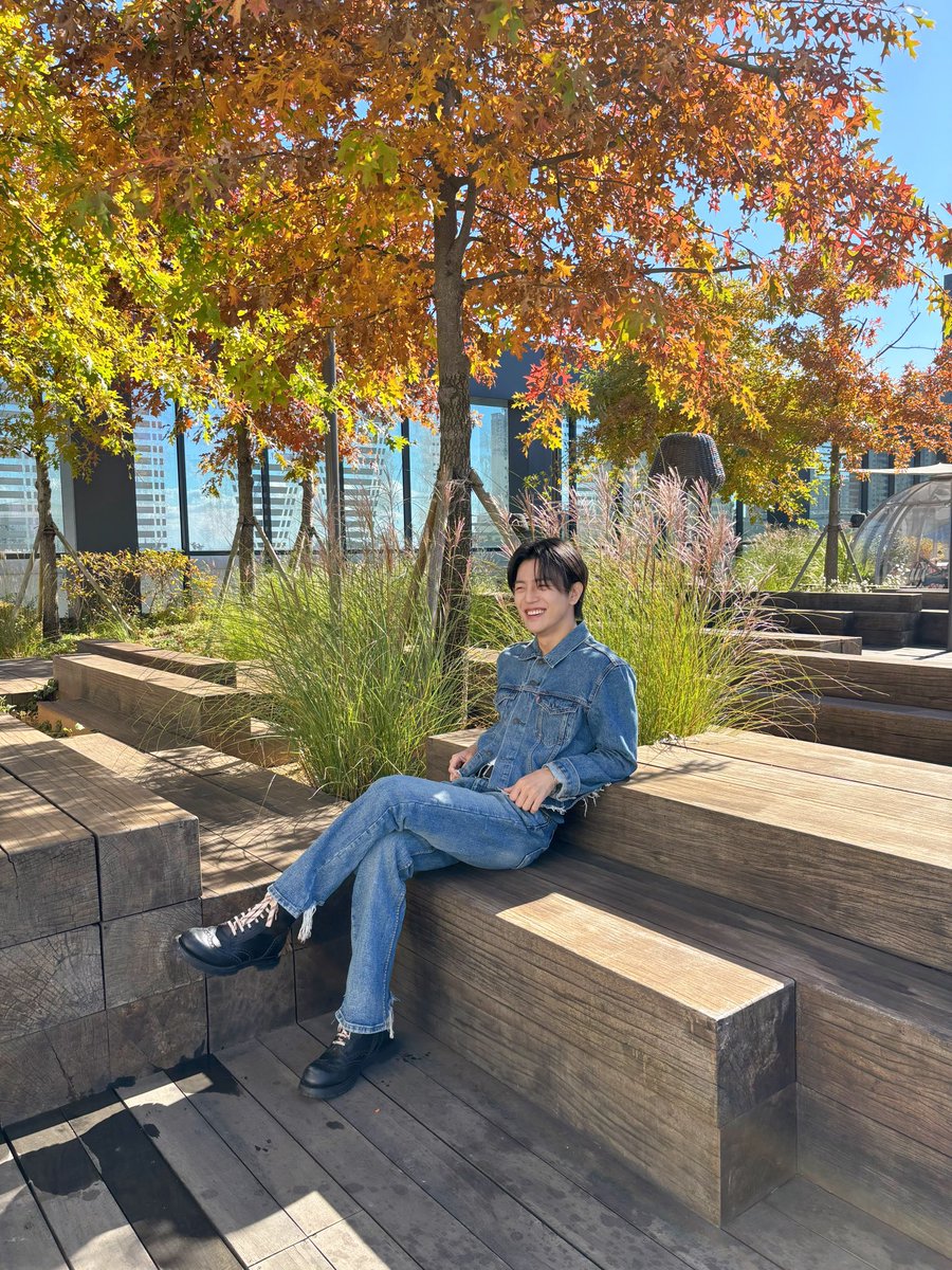 official_ACE7's tweet photo. [#DONGHUN_PHOTO] 📸

버스킹 종료❗️

감성 가득한 동훈이 목소리와
선선한 가을 날씨🍂
이 조합 찬성합니다👏🏻👏🏻

#에이스 #ACE
#이동훈 #DONGHUN https://t.co/EXkuDJvSYJ