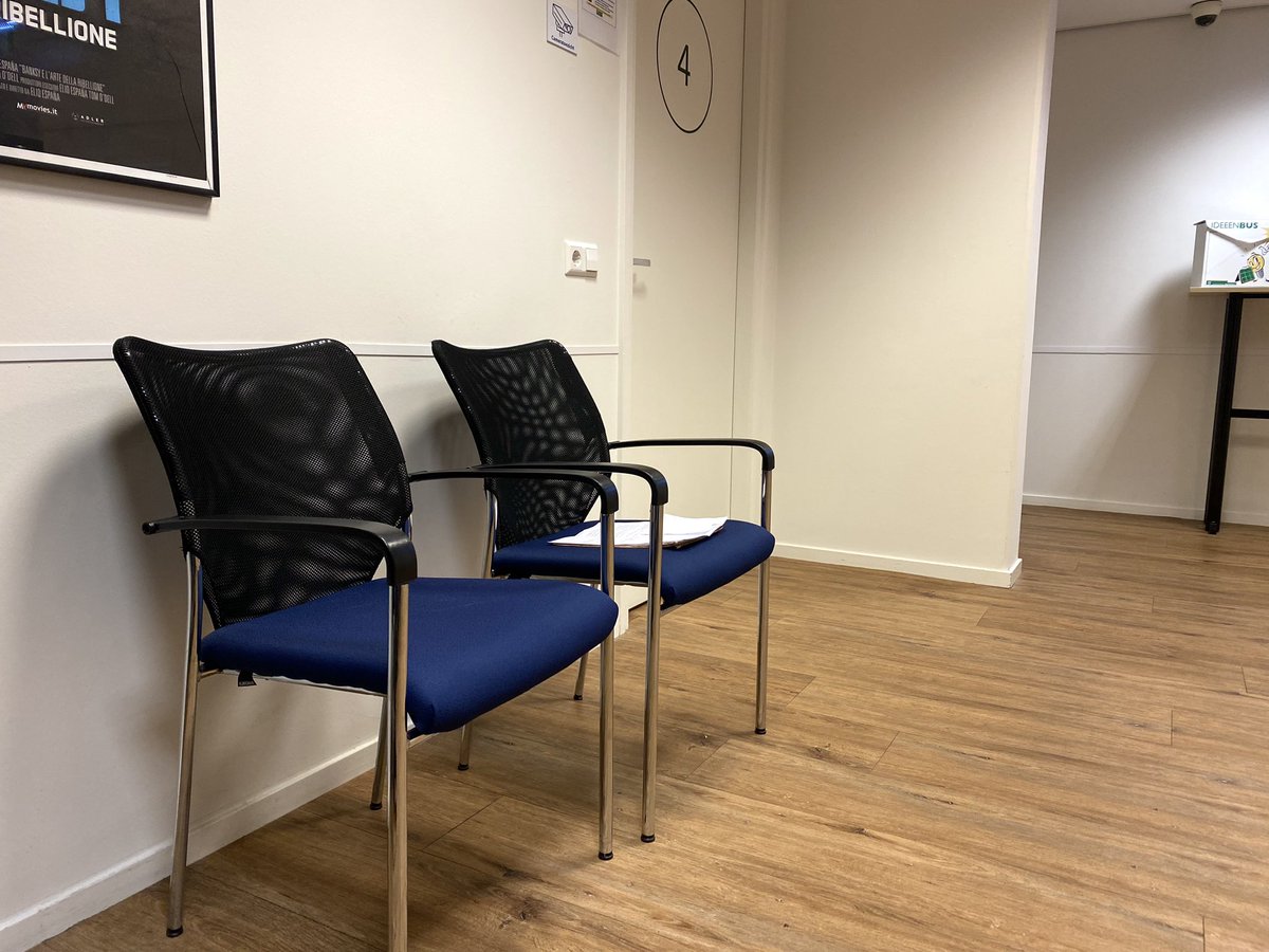 OikeVla's tweet photo. Bij een #Rugpoli had ik comfortabele stoelen in de wachtkamer verwacht, en wellicht een chaise-longue voor wie ‘t zitten te zwaar valt. Maar deze stoelen zitten zelfs beroerd als je geen rugklachten hebt… #fail https://t.co/SOHgwq8s68