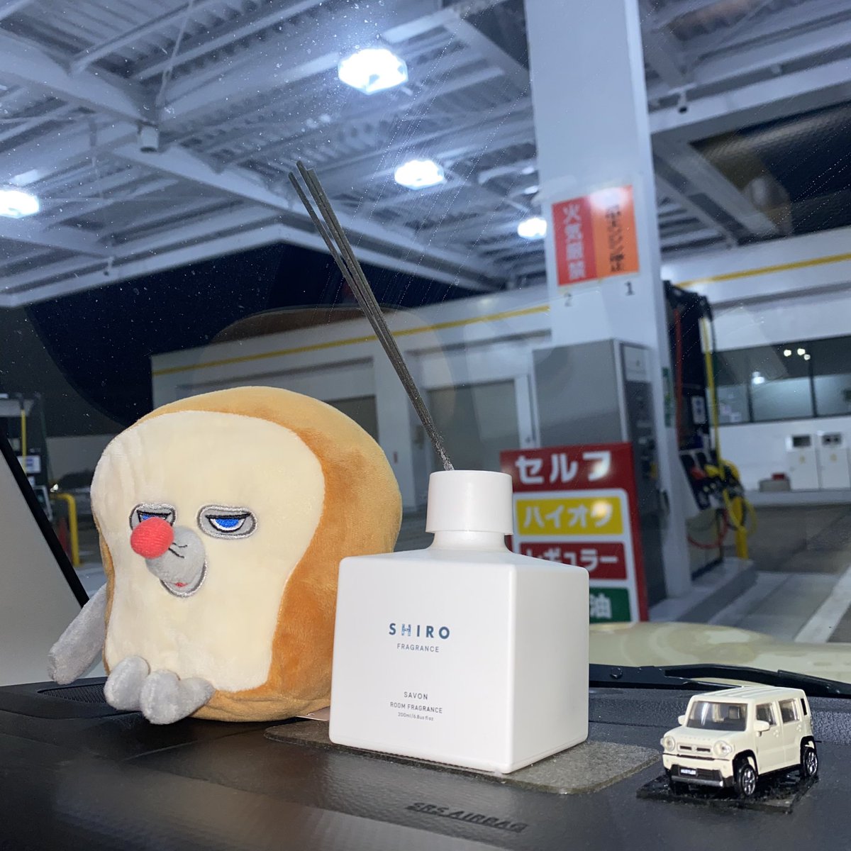 fuuchan_aim's tweet photo. たまたまイオンで見つけた！
車の中がどんどん好きで埋まっていく🍞 https://t.co/qeli8lmaOw