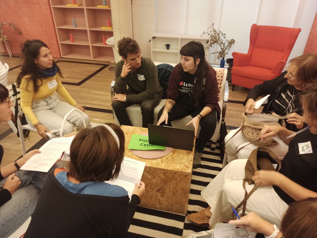 Ahora tod@s en pequeños grupos y colectivamente elaboraremos el esqueleto de una situación de aprendizaje con perspectiva ecosocial.

III Jornadas de #EducaciónEcosocial @LasNavesINN