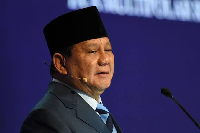 saidiman's tweet photo. PRABOWO

Banyak yang mengarahkan sorotan pada Joko Widodo atas sejumlah peristiwa politik mutakhir, terutama soal keputusan Mahkamah Konstitusi yang mengubah persyaratan usia calon presiden dan wakil presiden yang memungkinkan putra sulungnya, Gibran, maju sebagai calon wakil presiden. Keputusan MK dianggap tidak independen atau parsial karena terkait dengan bisa tidaknya anak presiden maju dalam pemilihan. 

Namun di luar itu semua, saya melihat satu figur yang membuat kisruh dan menjadikan politik Indonesia kurang berjalan sebagaimana seharusnya. Keputusan-keputusan politik elit terasa aneh, di luar kebiasaan. Sejumlah elit berperilaku abnormal. 

Kader PDI Perjuangan, seperti Budiman Sudjatmiko, tiba-tiba melawan keputusan partai yang telah mengusung Ganjar sebagai calon presiden. Sebelum PDI Perjuangan menetapkan Ganjar, tak terdengar Budiman bicara tentang tokoh di luar partainya yang pantas didukung. Tidak ada usulan pada DPP PDI Perjuangan untuk mengusung Prabowo. Setelah partai menetapkan calon, kok tiba-tiba mendukung Prabowo yang merupakan orang lain? 

Keanehan terbesar adalah ambivalensi Joko Widodo soal calon presiden. Partainya sudah jelas mendukung Ganjar, namun Joko Widodo terlihat tidak tegas menentukan dukungan. Hal itu membuka peluang tafsir bahwa Jokowi mendua soal calon presiden, bahkan banyak yang menduga dia condong ke Prabowo.

Wacana Gibran menjadi calon wakil presiden untuk Prabowo memunculkan isu hengkang dari PDI Perjuangan yang telah mendudukkannya sebagai walikota. Tidak hanya itu, Golkar yang sebelumnya memutuskan Airlangga sebagai Capres atau setidaknya Cawapres kini muncul dengan keputusan baru: Gibran Cawapres Prabowo. Keputusan ini potensial menimbulkan kekecewaan di tubuh beringin. Kenapa partai sebesar dan seberpengalaman Golkar bisa mengajukan posisi Cawapres kader partai lain? Ada apa dengan Golkar? 

Saya melihat kisruh politik ini berpusat pada satu orang: Prabowo. Tokoh ini yang menjadi penyebab perilaku ganjil sejumlah elit politik. Tata krama politik telah dirusak. Penghianatan demi penghianatan  di internal partai terjadi. Rasa hormat kader pada keputusan partai menghilang. Para elit bermain kasar. Jangankan tunduk pada atau mendengarkan aspirasi arus bawah, marwah partai disepelekan.

Setelah hari ini, politik Indonesia di tingkat elit mungkin akan semakin kehilangan harga diri. Tak ada lagi respek antar-elit. Mengerikan.

SAIDIMAN AHMAD,
Makassar, 21 Oktober 2023

#Prabowo #Ganjar #Jokowi #Gibran #Pilpres2024
#Pemilu