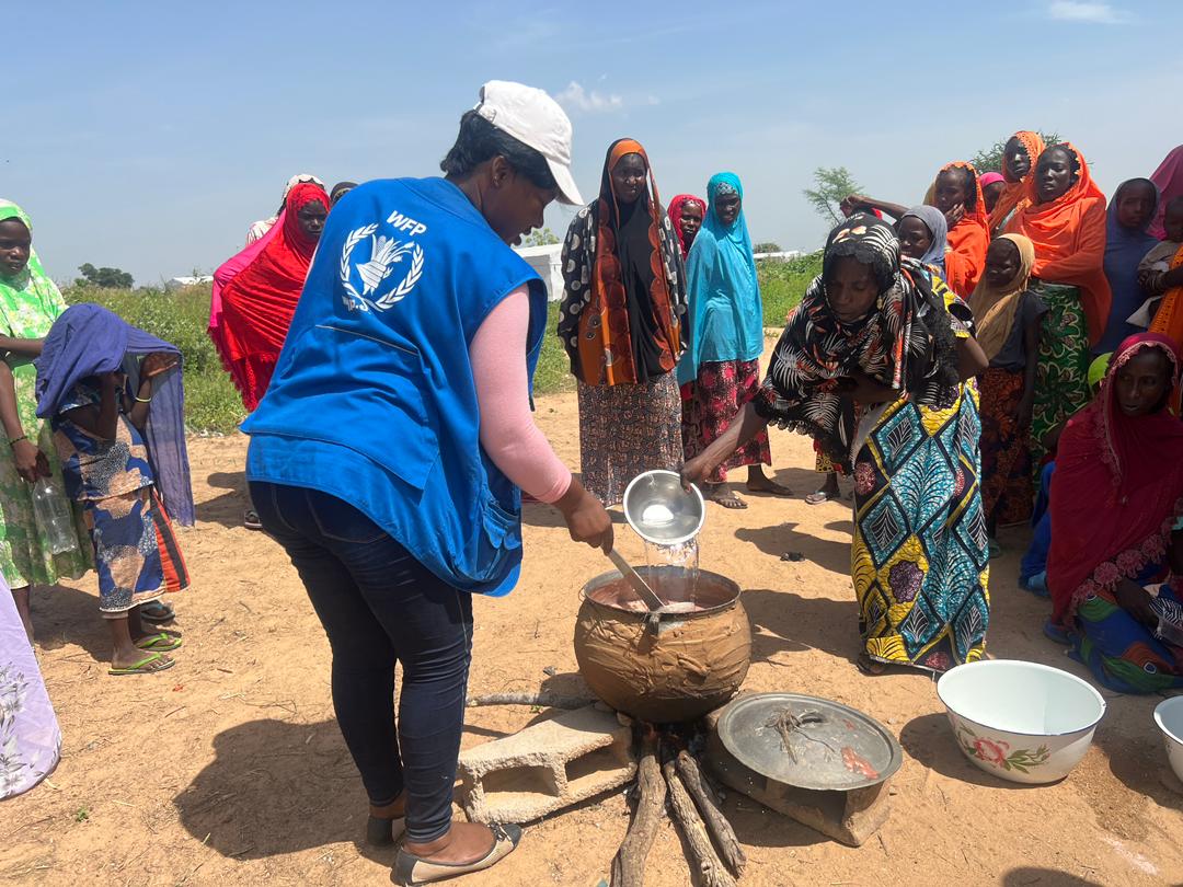 WFP_Cameroon's tweet photo. #Cameroon 🇨🇲
✅ Improve weight gain and reduce #Malnutrition
✅ Boost micronutrient levels
✅ Enhance cognitive function
✅ Strengthen immune system
@WFP invests in enriched porridge 🥣 to ensure all children have the opportunity to reach their full potential.
#SavingLive https://t.co/KsRorM7wJ7