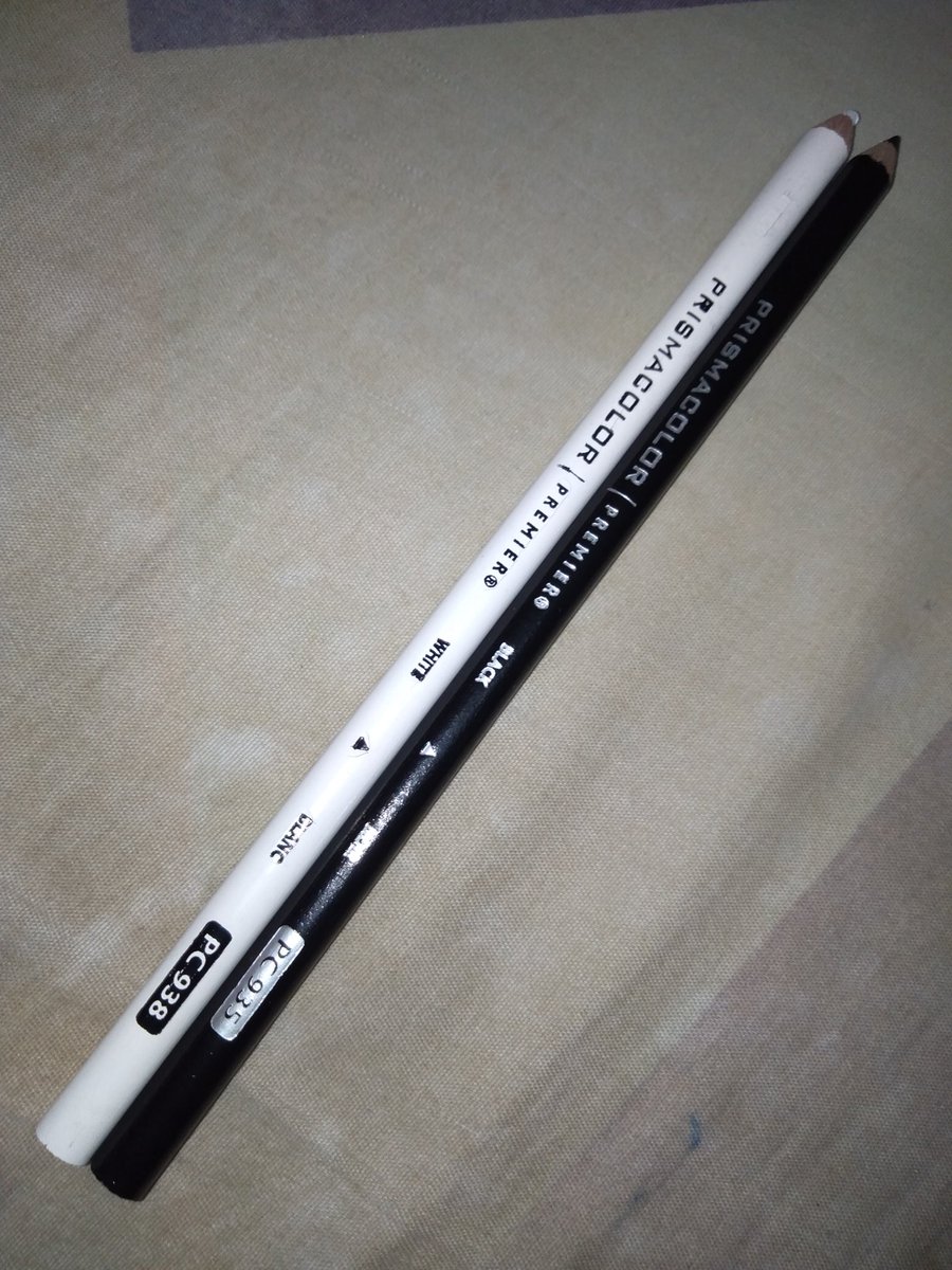 AndyAwoo_Arts's tweet photo. Plus white and black pencils from Prismacolor Premier, Faber-Castell Polychromos, and Derwent Drawing.

I gave one Polychromos to my younger sister to use, I hope she using the pencil well. https://t.co/mWL8S82i6M