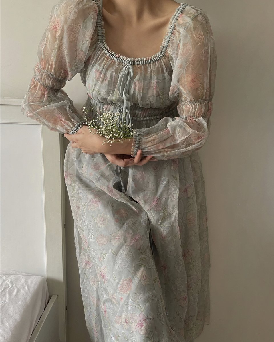 BunaStudio's tweet image. Arpita (@the_artbroken), a dream in the May Lily Bloom Dress 🌸

The flowy organza silhouette with mystic blooms brings with it a carefree bohemian spirit.

bunastudio.com/products/may-l…

#Buna #BunaStudio #handblockprinted #softruffles #floraldesign