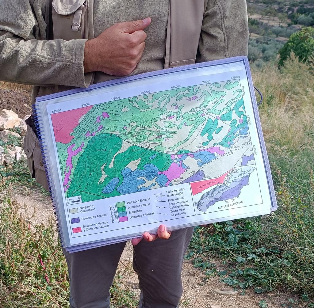 aepect's tweet photo. Continúa la visita de la mano de Mario Sánchez a la Falla de Socovos, una estructura que recorre más de 80 km desde la localidad de Cieza hasta Riopar 🔁 Asamblea General #AEPECT @IngeomineUCLM @uclm_es @idr_uclm https://t.co/QKBXUH7cZ9