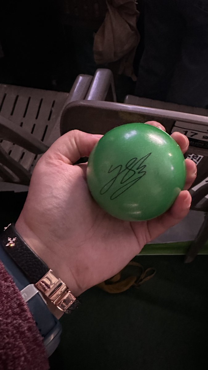 yongbabbokie's tweet image. This is the ball. It got his signature 😭😭 i was just hugging this ball non stop just now 😭😭😭