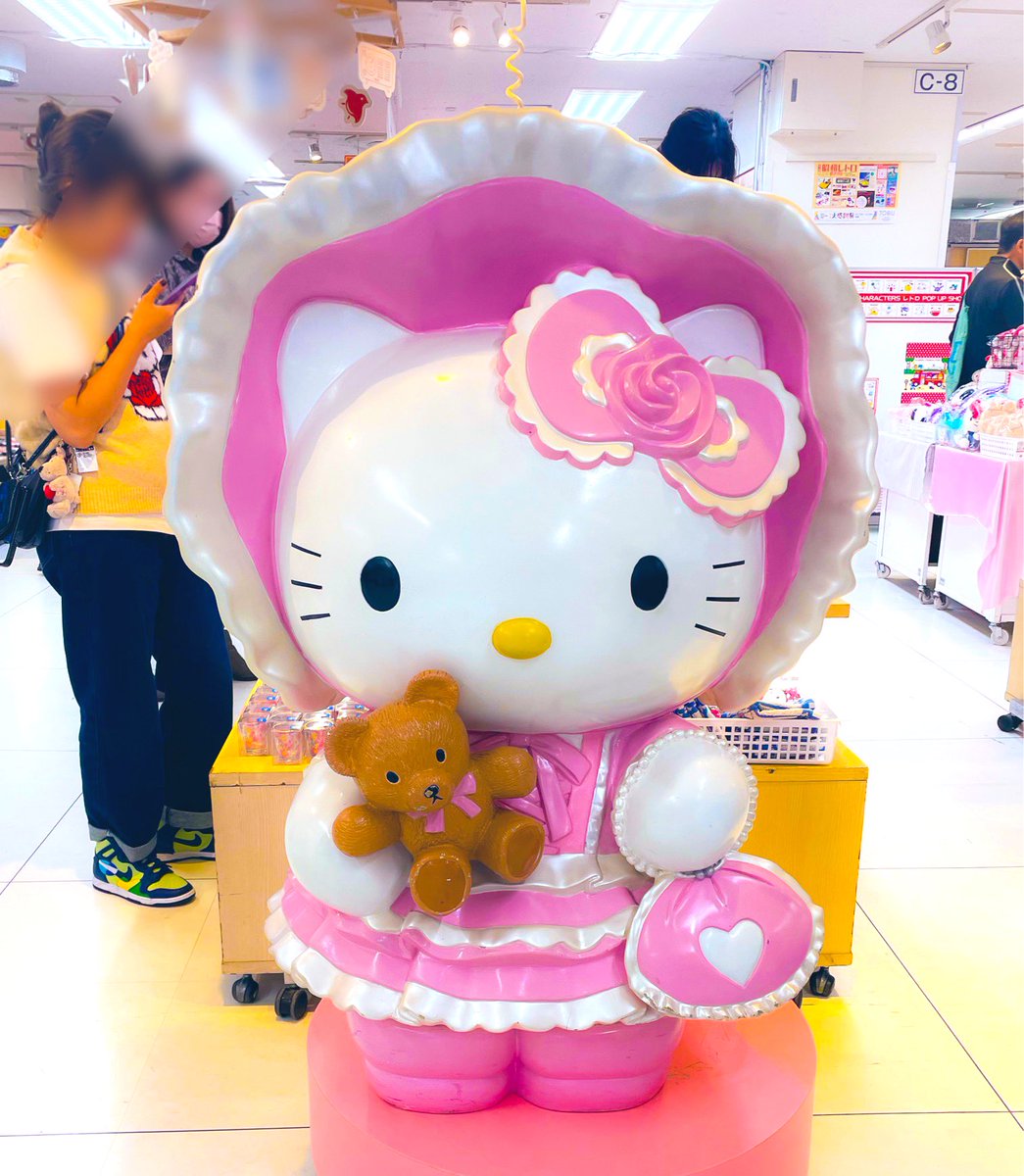 あ、あなたは！？！？もしや伝説の嶽本野ばらロリータハローキティさん