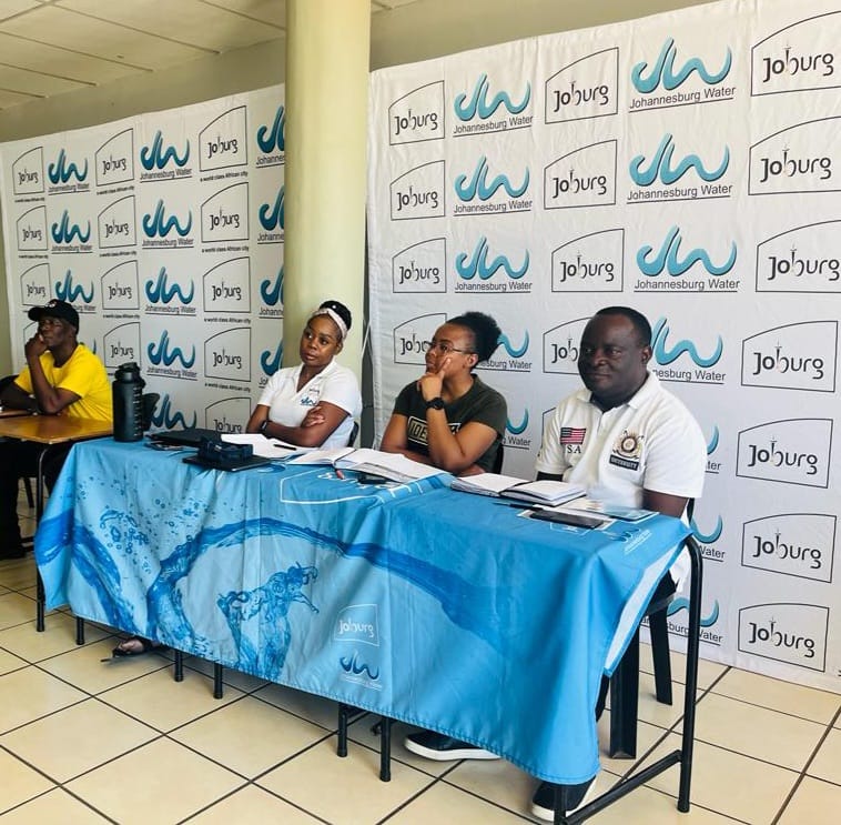 JHBWater's tweet photo. #SmartMeterSwitchUp
Johannesburg Water engaging customers at a public consultation meeting on the STS Meters Project at the Cosmo City Multipurpose Centre. #WeServeJoburg #JoburgCares #JoburgServices https://t.co/s31IFrEOHY