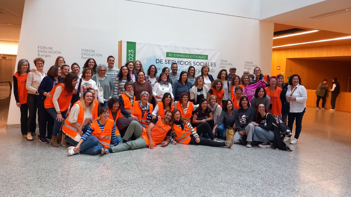 Todas las compañeras de Castilla y León en <a href="/forumevolucion/">Fórum Evolución 🌍♻️♿</a> junto a los más de 4⃣0⃣0⃣ asistentes a las XII Jornadas Estatales de Servicios Sociales en contextos urbanos y rurales, organizadas por el <a href="/cgtrabajosocial/">CGTrabajoSocial</a>  en #Burgos.
#MICE #palaciosdecongresos #jornadas un orgullo